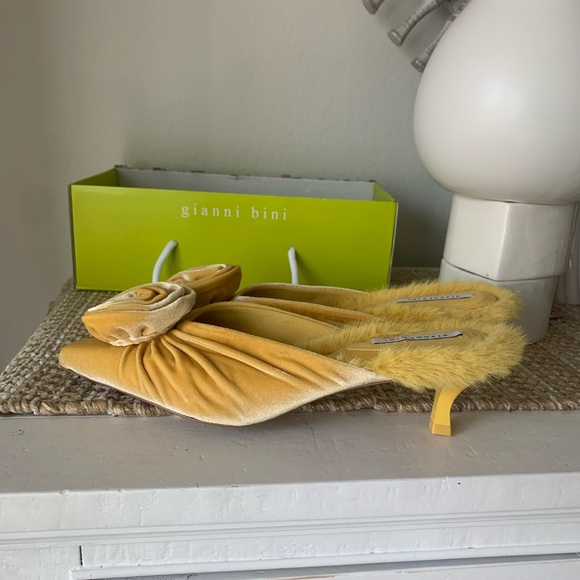 Gold Slip ons shoes 8 - Picture 5 of 13